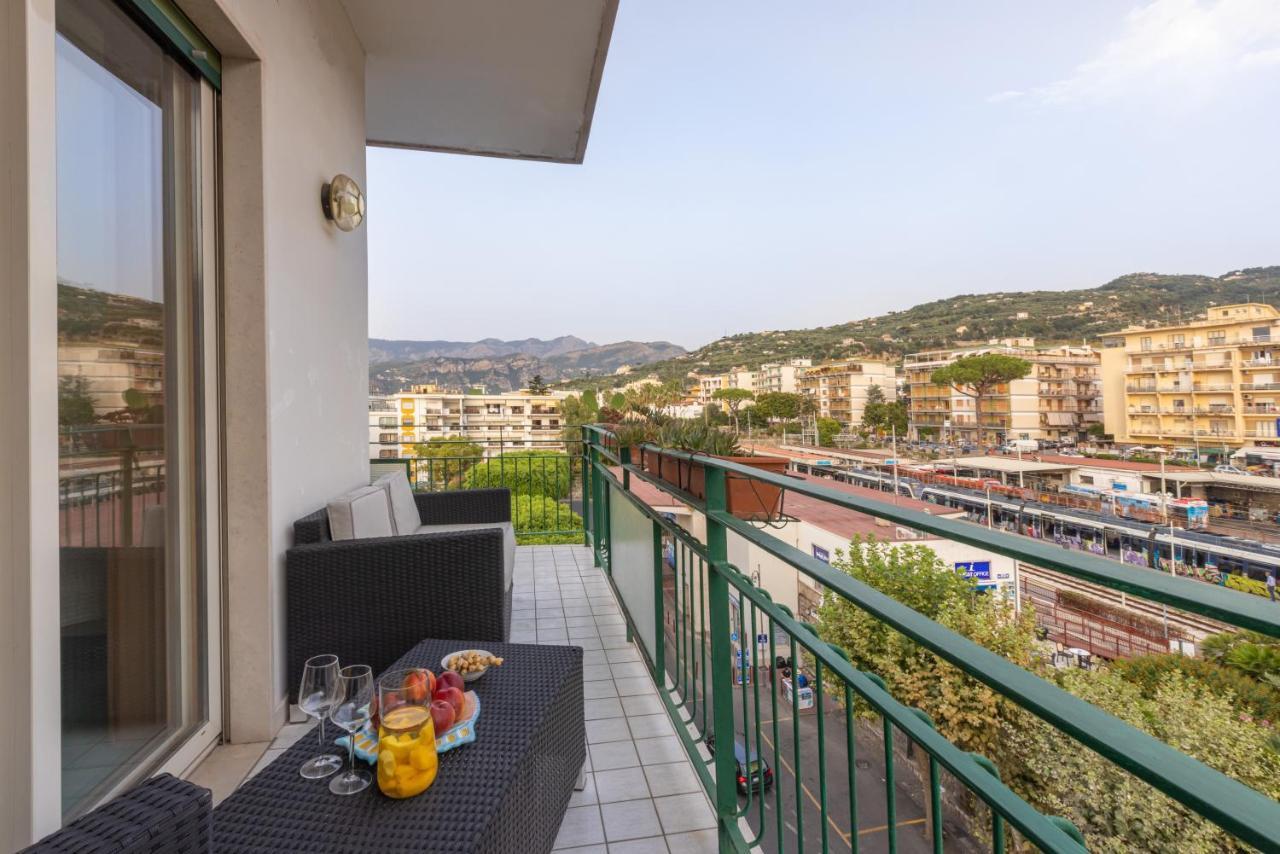 Sorrentovibes - Family Home With Terrace & Amazing View In Sorrento Center Esterno foto